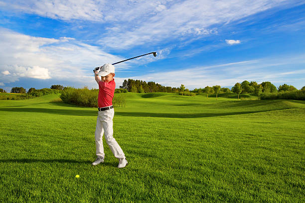 menino jogando golfe - golf lifestyles sport golf swing - fotografias e filmes do acervo