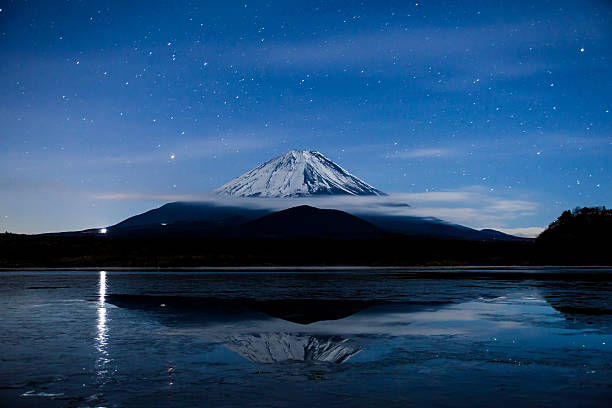 反転の画像 Mt.Fuji に潜む凍った湖 ストックフォト