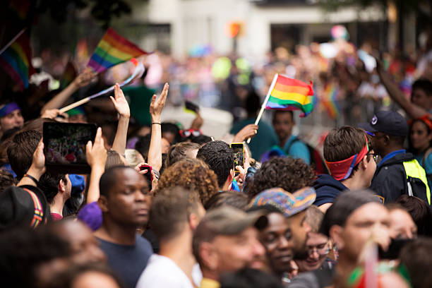 la ville de new york à la gay pride parade 2015 - homosexual gay man pride greenwich village photos et images de collection