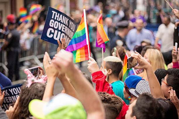 la ville de new york à la gay pride parade 2015 - homosexual gay man pride greenwich village photos et images de collection