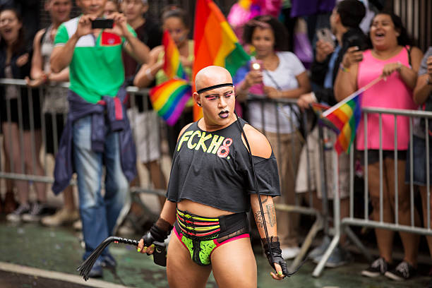 нью-йорк гей-парад 2015 г. - homosexual gay man pride greenwich village стоковые фото и изображения