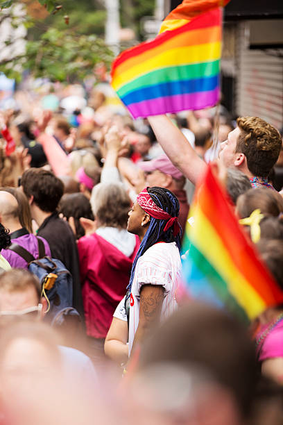 cidade de nova york parada orgulho gay de 2015 - editorial vertical homosexual people - fotografias e filmes do acervo