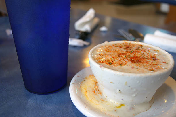 Sopa de almejas en un restaurante - foto de stock
