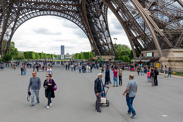 관광객 니어 에펠탑, 다이빙입니다 파리 - vacations women men stability 뉴스 사진 이미지
