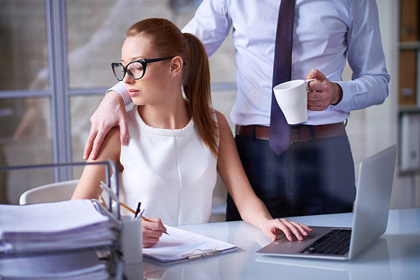 le harcèlement sexuel sur le lieu de travail - menace photos et images de collection