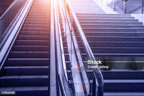 Foto de Elevador De Metrô e mais fotos de stock de Arquitetura - Arquitetura, Azul, Aço