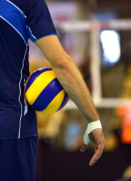 voleibol de deporte de equipo-atleta - volleyball volleying human hand men fotografías e imágenes de stock