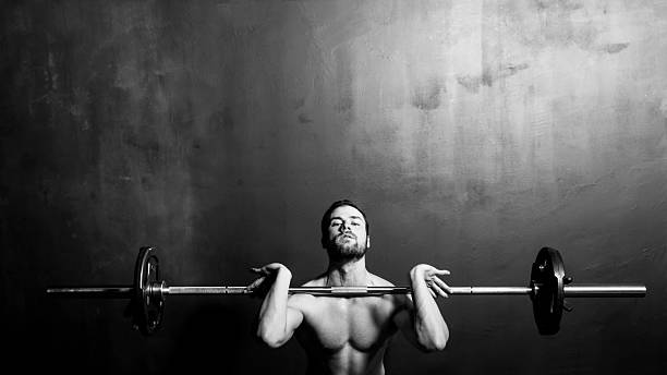 bodybuilding gewichtheben mann - abdominal muscle muscular build barbell bicep stock-fotos und bilder
