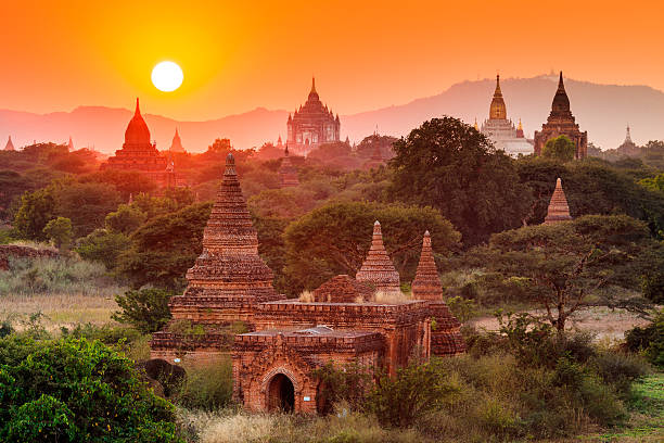 、バガンの寺院をバガン、ミャンマー日の出 - shwezigon paya ストックフォトと画像