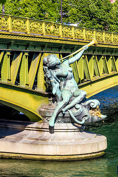 istock sculpture at Pont de Grenelle - Paris 479533088