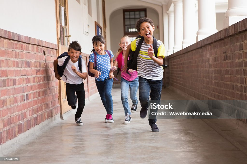 Mignon les élèves courir dans le hall - Photo de Reprise des cours libre de droits