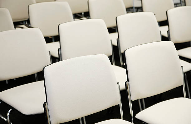 Krzesła w sala konferencyjna – zdjęcie