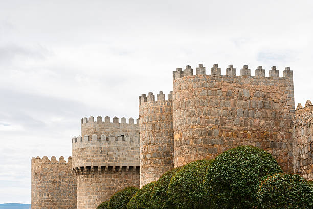 antigas muralhas medievais de avila na espanha - travel avila castilla y leon spain - fotografias e filmes do acervo
