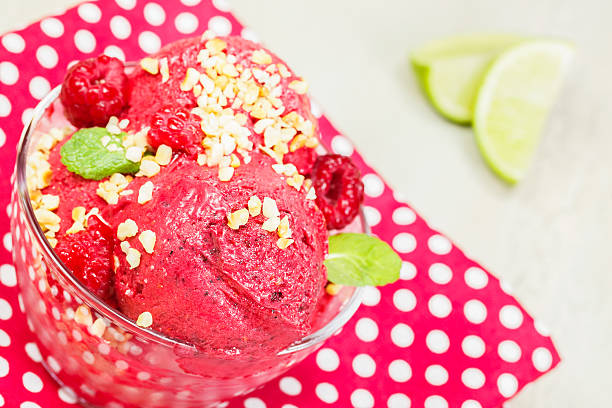 ice sorvete - raspberry ice cream close up fruit mint - fotografias e filmes do acervo