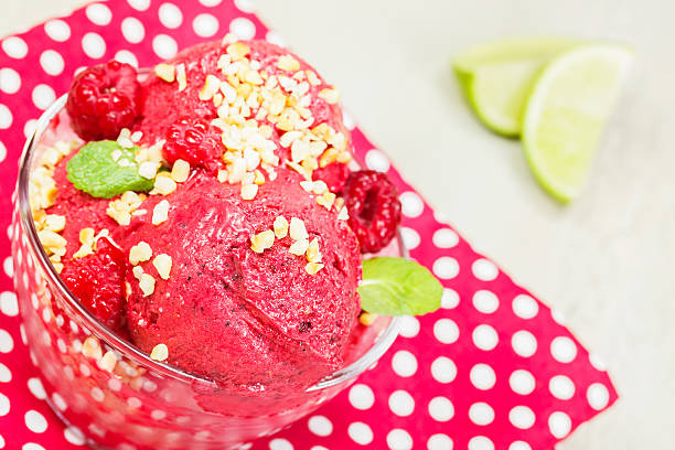мороженое - raspberry ice cream close up fruit mint стоковые фото и изображения