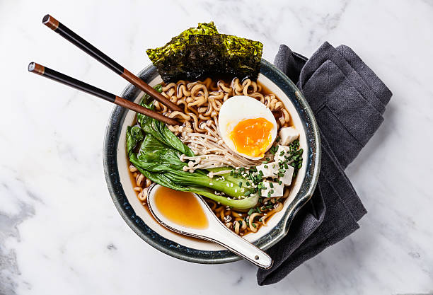 miso ramen macarrão com ovo, enoki e pak choi - meatless soup - fotografias e filmes do acervo