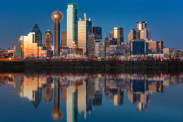 dallas skyline bei sonnenuntergang - dallas stock-fotos und bilder