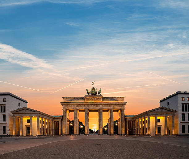 puerta de brandenburgo en berlín, de noche - brandenburg gate berlin germany germany night fotografías e imágenes de stock