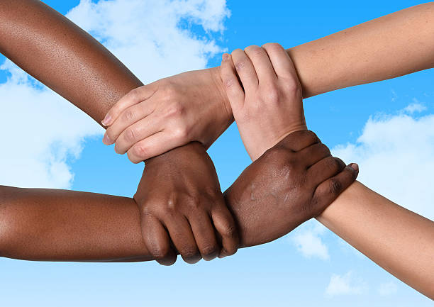 branco caucasiana e negra afro-americana fêmea mãos segurando - anti racism imagens e fotografias de stock