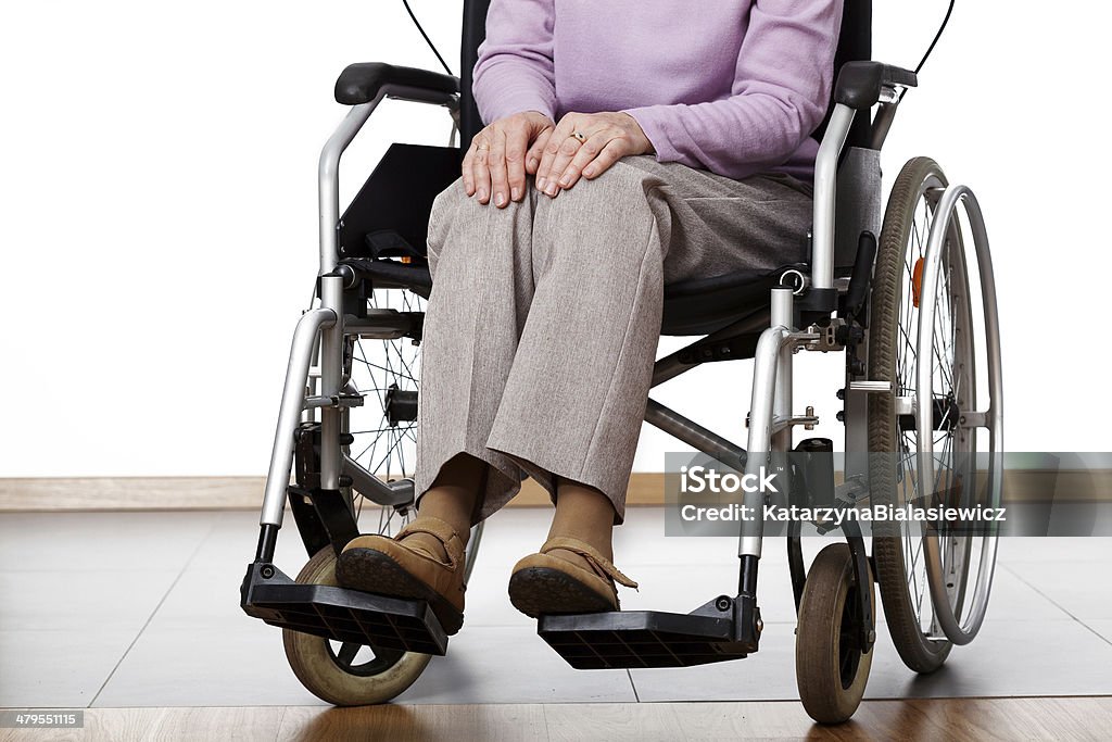 Femme sur fauteuil roulant - Photo de Adulte libre de droits