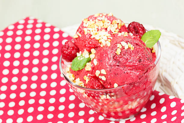 мороженое - raspberry ice cream close up fruit mint стоковые фото и изображения