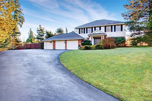 istock Brick house with greenery and driveway. 479552150