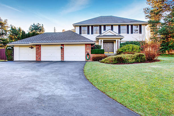 istock Brick house with greenery and driveway. 479552154