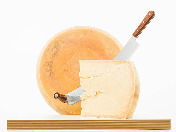 noria de queso parmesano padana grande - gran padano fotografías e imágenes de stock