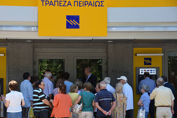 banco multidão de pessoas - eurozone debt crisis imagens e fotografias de stock