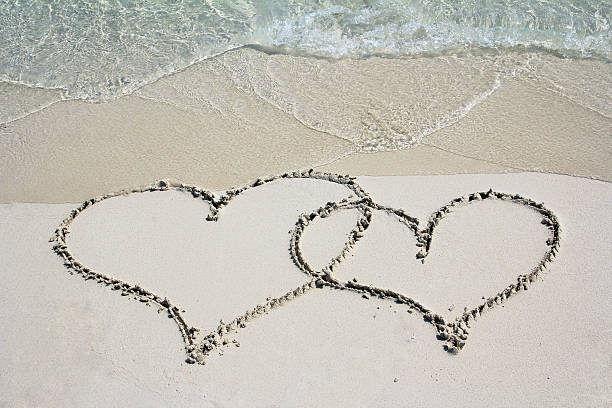 dzień wolny od pracy - beach love heart shape two objects zdjęcia i obrazy z banku zdjęć