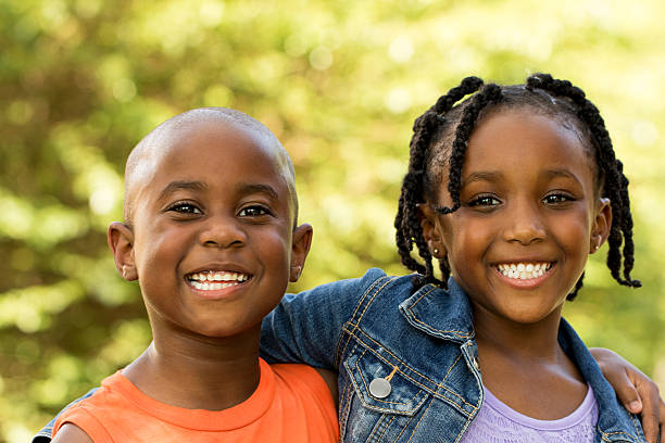 afroamericana niños sonriendo. - togetherness smiling sister little girls fotografías e imágenes de stock