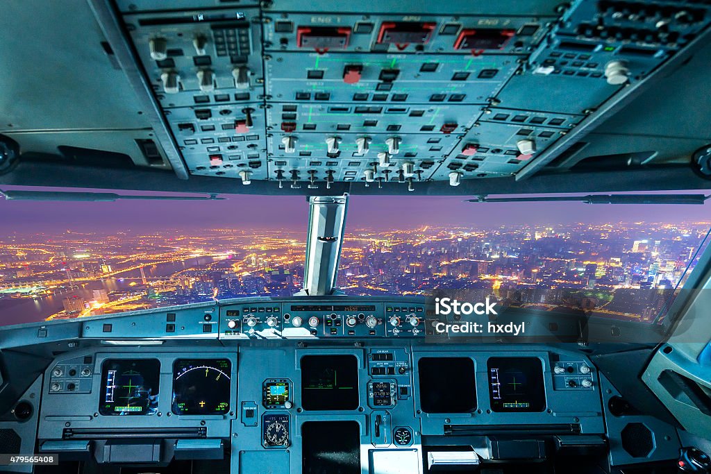 Flugzeug-cockpit und die Stadt bei Nacht - Lizenzfrei 2015 Stock-Foto