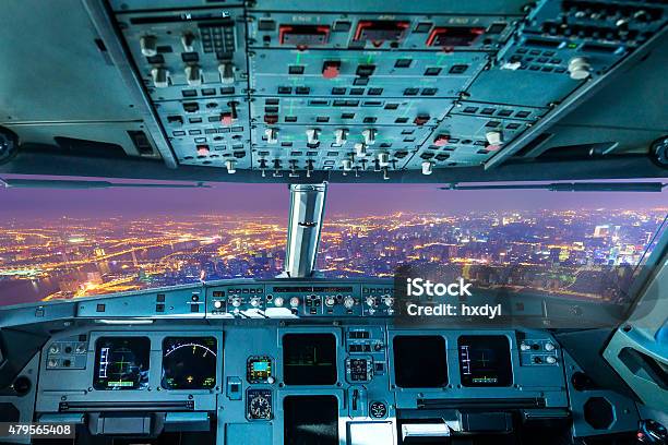 Flugzeugcockpit Und Die Stadt Bei Nacht Stockfoto und mehr Bilder von 2015 - 2015, Abheben - Aktivität, Ankunft