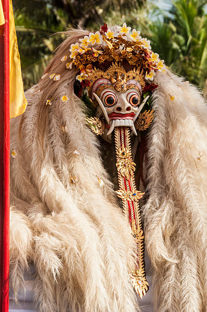 demone rangda strega alla cerimonia di bali, indonesia - rangda foto e immagini stock