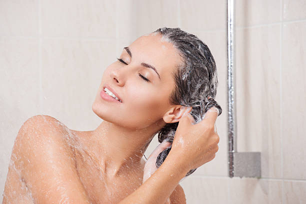 Belle femme dans la salle de bains - Photo