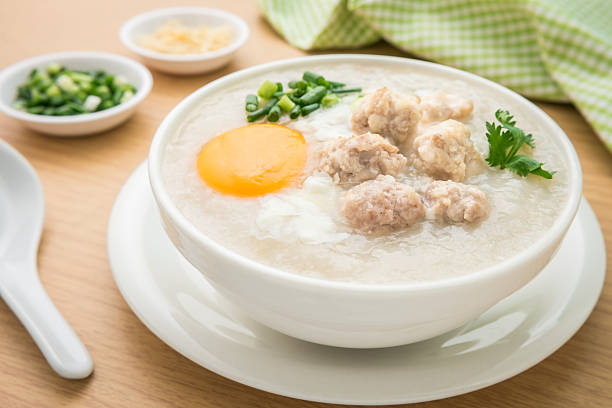congee mit fein gehacktem schweinefleisch und gekochtes ei in schüssel - oatmeal porridge heat cereal stock-fotos und bilder