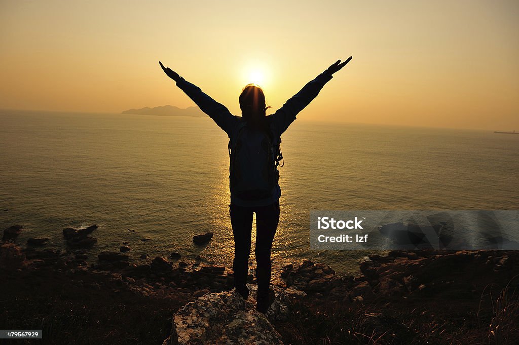 Jubeln Wandern Frau bei Sonnenaufgang am Strand - Lizenzfrei Aktiver Lebensstil Stock-Foto