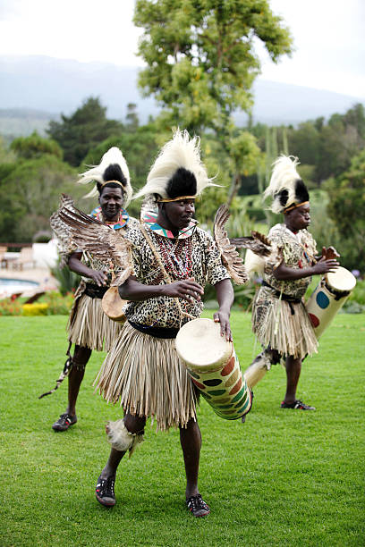 tradizionale danza folk africano in kenia - african descent african culture drum history foto e immagini stock