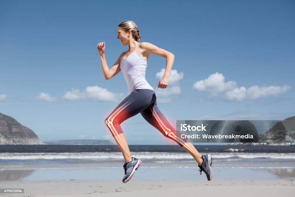 Mise en valeur des os de femme jogging sur la plage - Photo de Articulations libre de droits