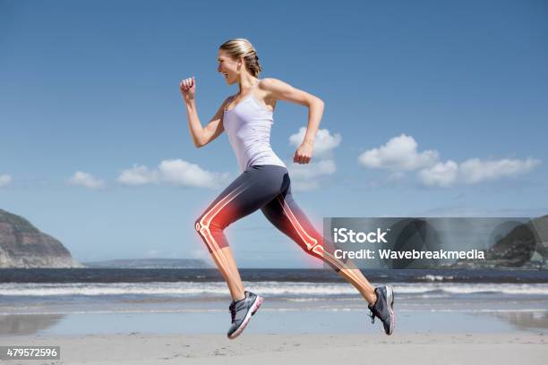 Photo libre de droit de Mise En Valeur Des Os De Femme Jogging Sur La Plage banque d'images et plus d'images libres de droit de Articulations