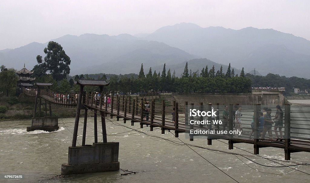 Asian Most wiszący na minjiang rive - Zbiór zdjęć royalty-free (Amortyzator)