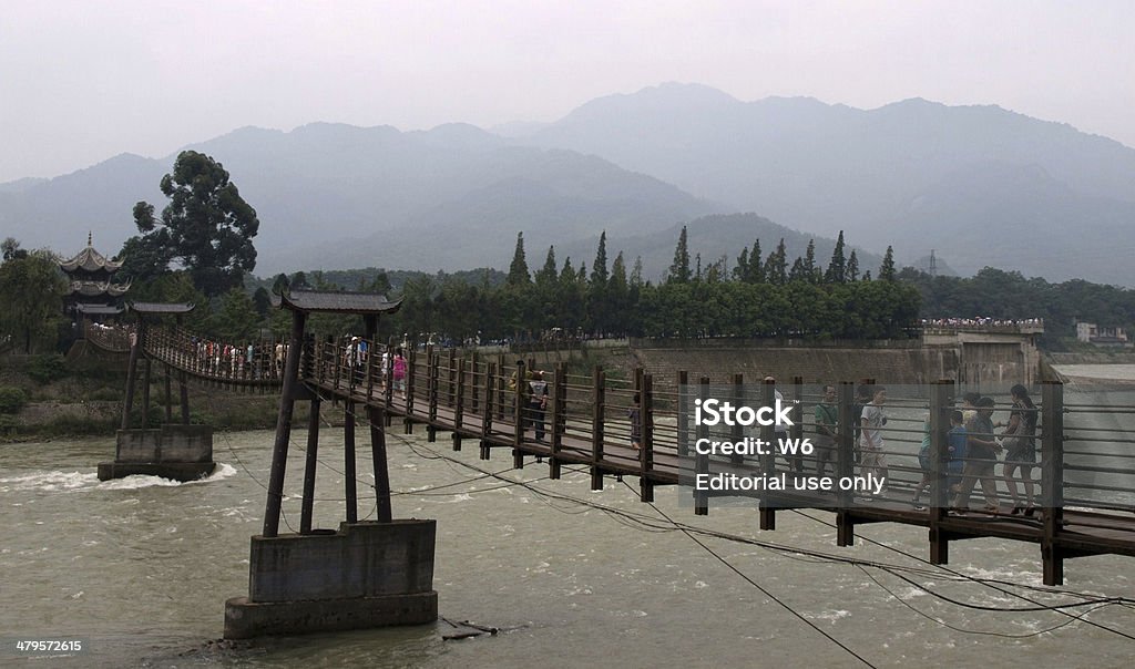 Asian ponte suspensa na minjiang rive - Foto de stock de Amortecedor royalty-free