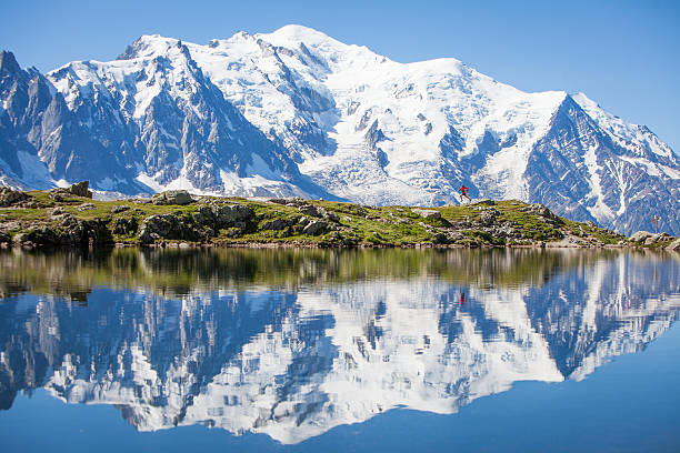 отражение на кристально чистые альпийское озеро, бег мужчины - jogging cross country running hiking outdoors стоковые фото и изображения