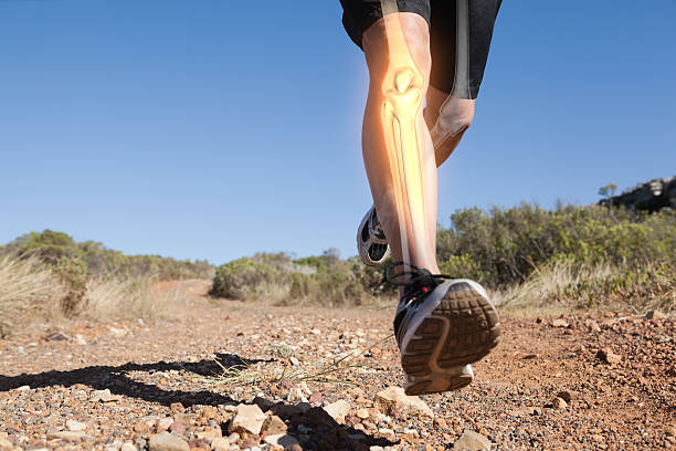 podkreślił człowiek joggingu kości z nogi - park terenowy zdjęcia i obrazy z banku zdjęć