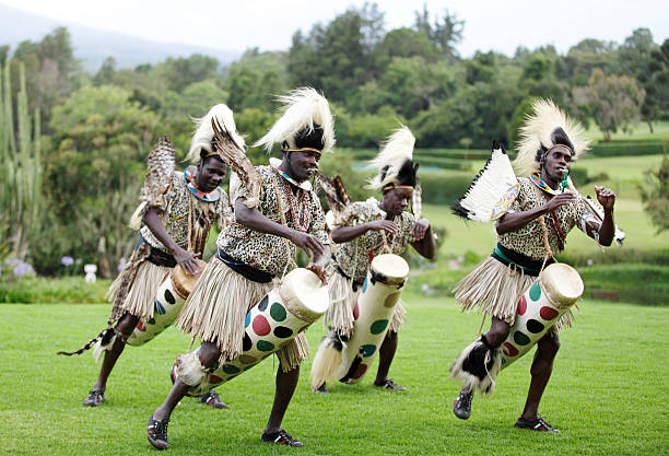 африканские традиционные народные танцы в кении - african descent african culture drum history стоковые фото и изображения