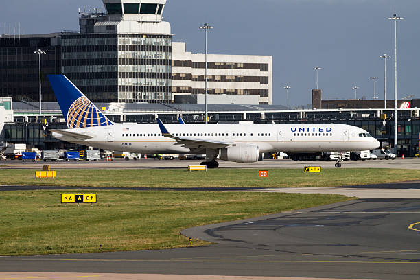 United Airlines Boeing 757 in front of Manchester Airport Terminal Manchester, United Kingdom - February 16, 2014: United Airlines Boeing 757 in front of Manchester Airport Terminal. United Airlines is headquartered in Chicago, Illinois. boeing 757 stock pictures, royalty-free photos & images