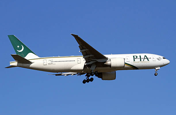 pakistán de compañías aéreas internacionales boeing 777-200lr - named airline fotografías e imágenes de stock