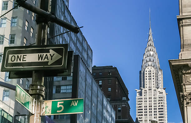 new york city street znaki i budynek chryslera - chrysler building zdjęcia i obrazy z banku zdjęć