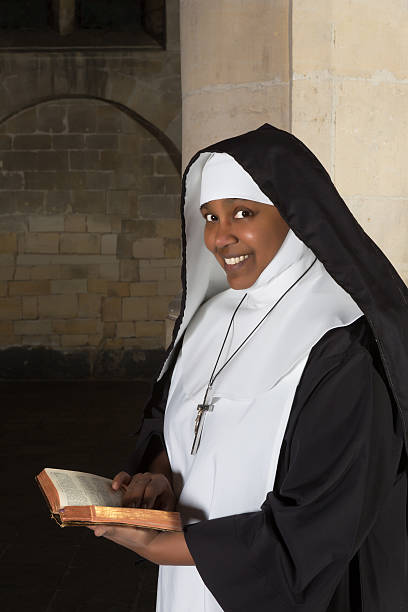 religieus'avec bible - nun catholicism praying women photos et images de collection