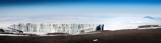 panorama de kilimanjaro disparaître de glacier peak uhuru 5895 mètres carrés - 5895 photos et images de collection